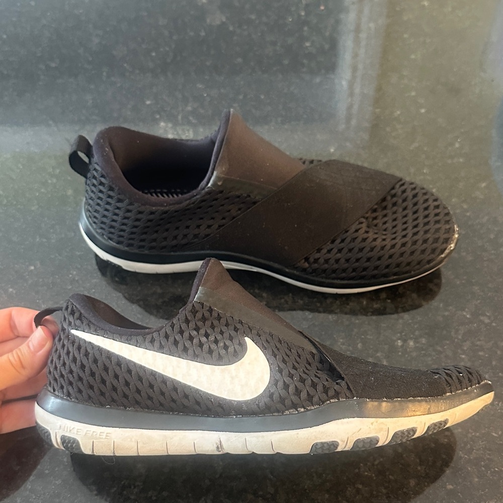 Nike 7.5 Connect Black and White Mesh Slip-On Shoes